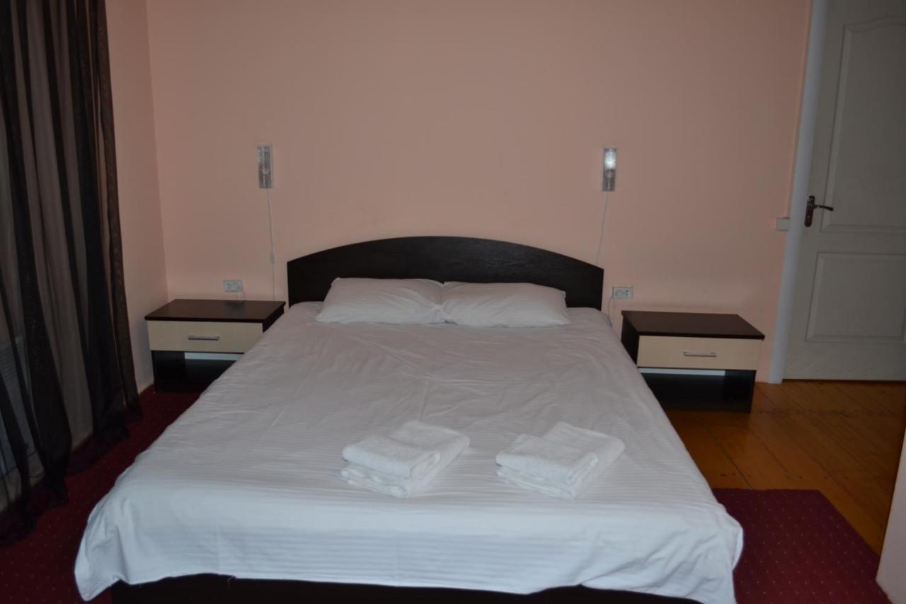 Art Hotel 체르니우치 외부 사진