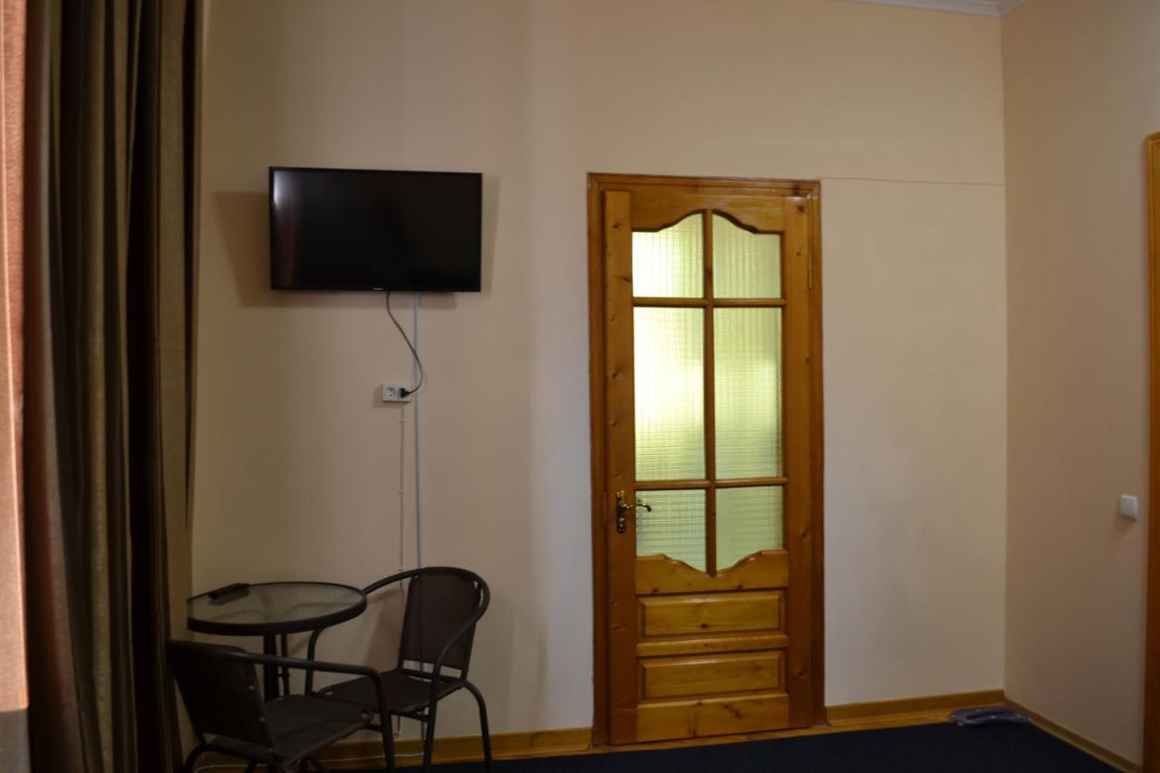 Art Hotel 체르니우치 외부 사진